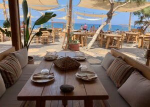 Insights Greece - santorini-restaurant-yalos-booth-table-1