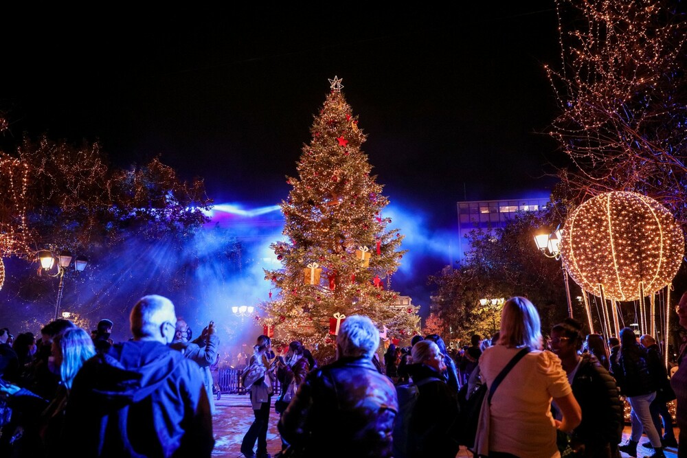 Insights Greece - Syntagma Square’s Christmas Tree Lights Up for 2021
